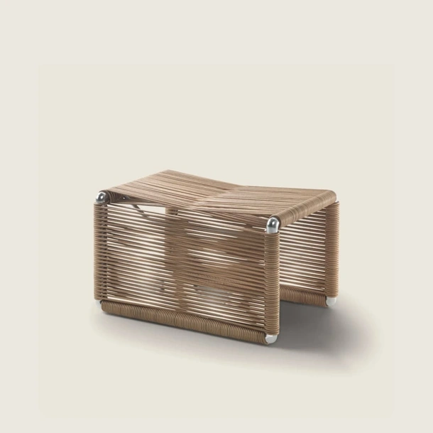 Pouf Tindari in cuoio intrecciato con struttura in metallo di Flexform