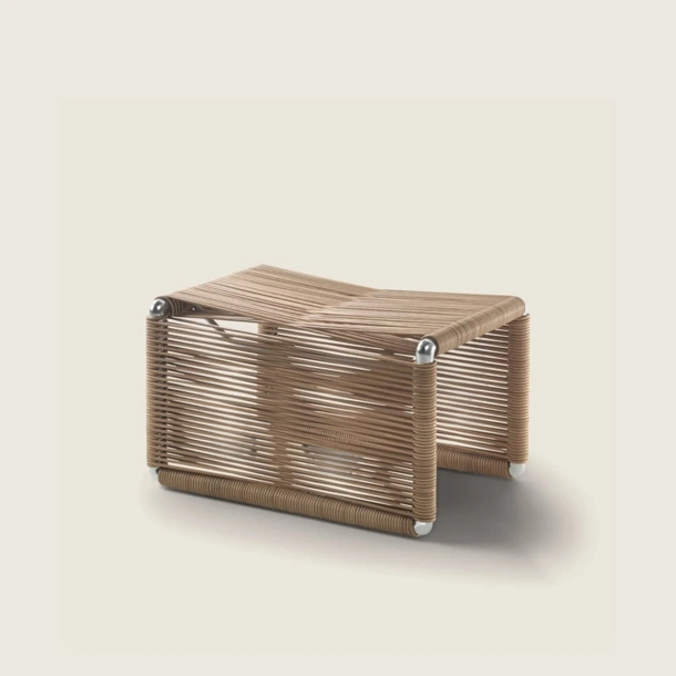 Pouf Tindari in cuoio intrecciato con struttura in metallo di Flexform