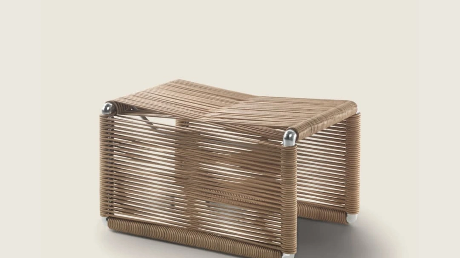 Pouf Tindari in cuoio intrecciato con struttura in metallo di Flexform