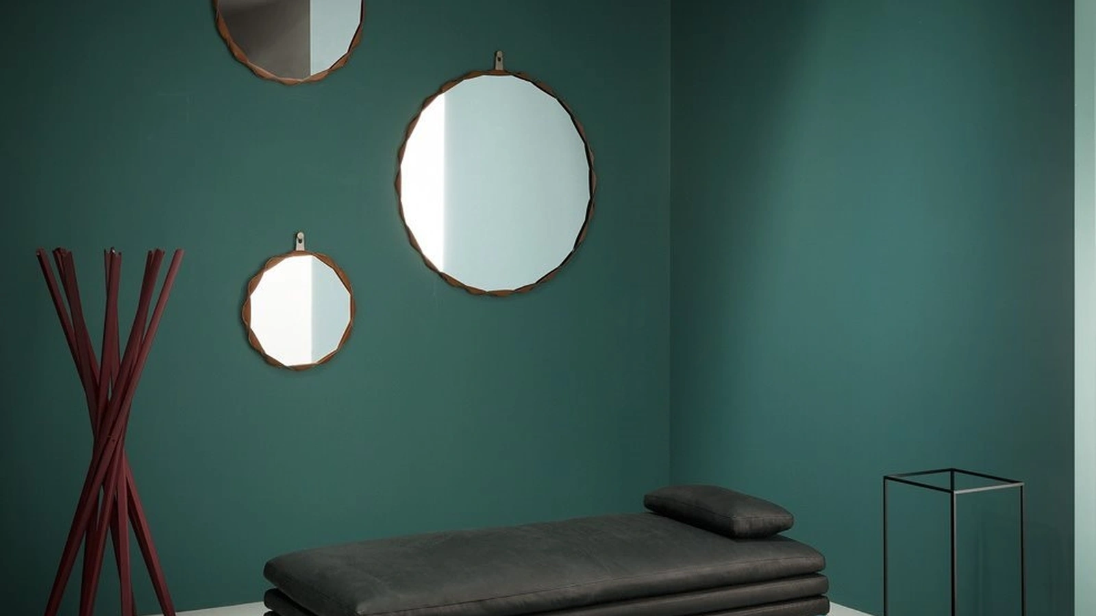 Specchio in cristallo con cornice in cuoio intrecciato disponibile in tre dimensioni Raperonzolo di Zanotta
