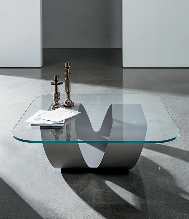Tavolino di design Ring con top in vetro e struttura in lastra di metallo curvata di Sovet