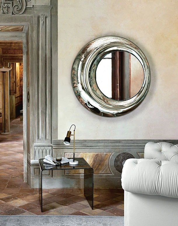 Specchio Rosy con cornice in vetro fuso retroargentato di Fiam