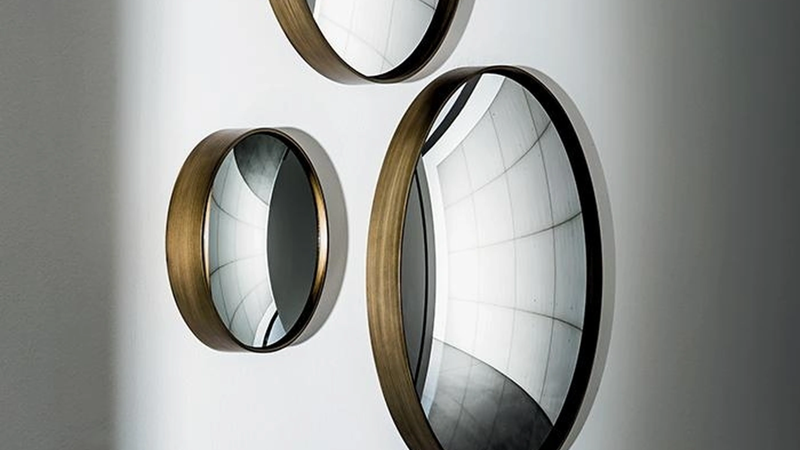 Specchio Sail con cornice in metallo laccato finitura ottone brunito di Sovet