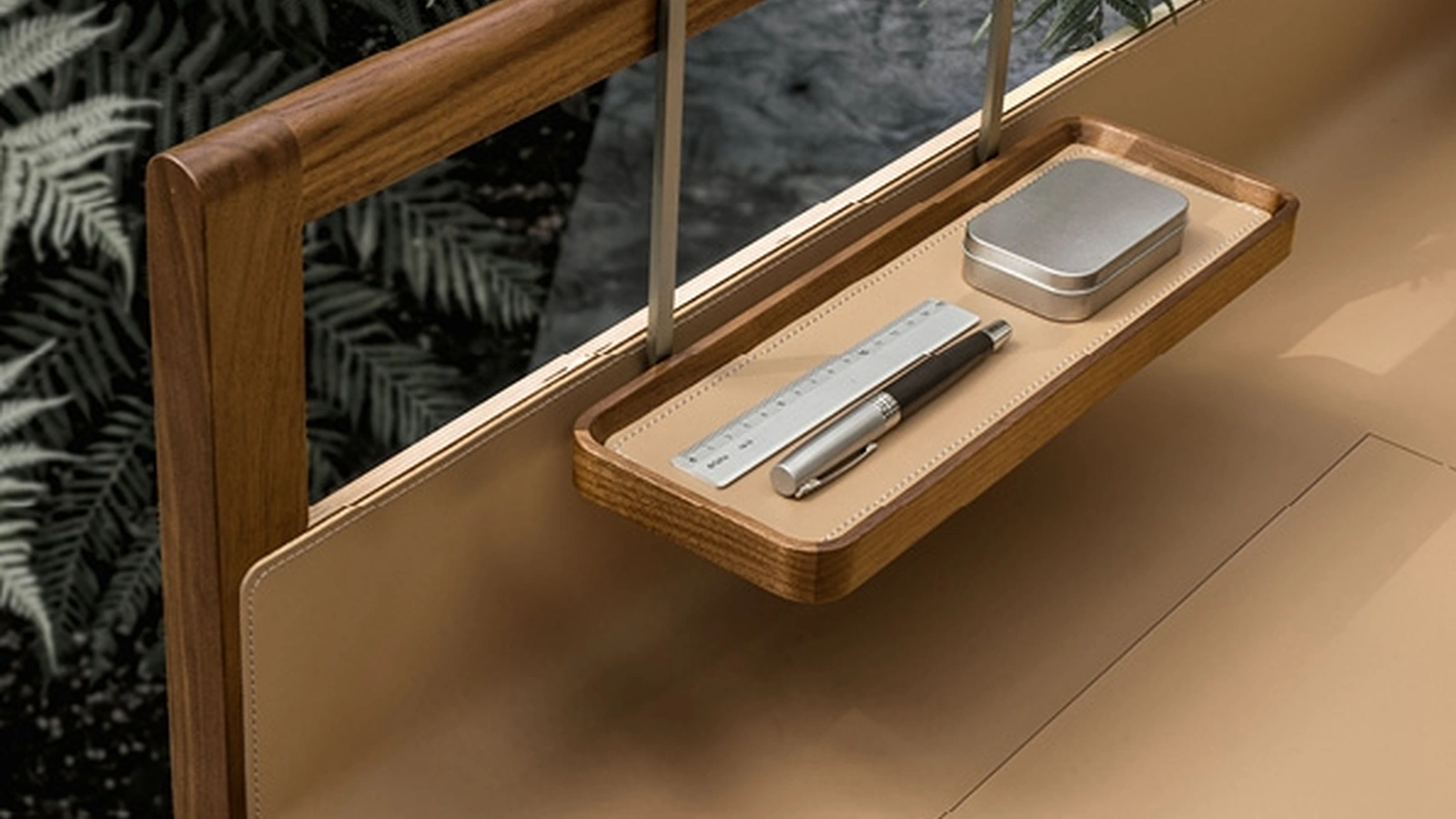 Scrittoio Scribe in legno massello con piano in cuoio di Alivar