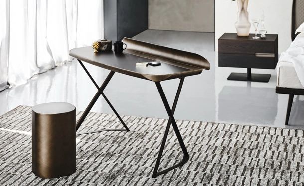 Scrittoio Cocoon Leather con base in acciaio e piano in cuoio di Cattelan Italia