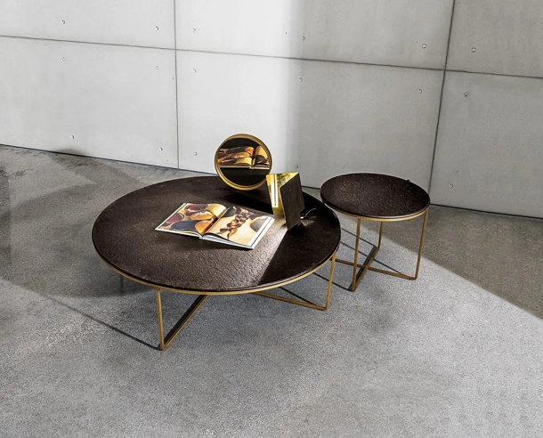 Tavolini Piktor con top in vetro materico con base in metallo laccato ottone brunito di Sovet