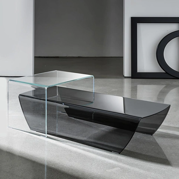 Tavolino di design Taky in vetro curvo trasparente extrachiaro o fumé di Sovet