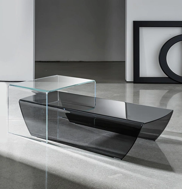 Tavolino di design Taky in vetro curvo trasparente extrachiaro o fumé di Sovet