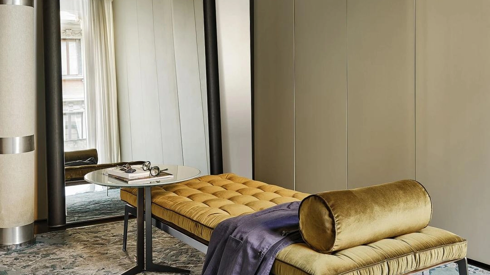Specchiera Egon con cornice in legno di Flexform