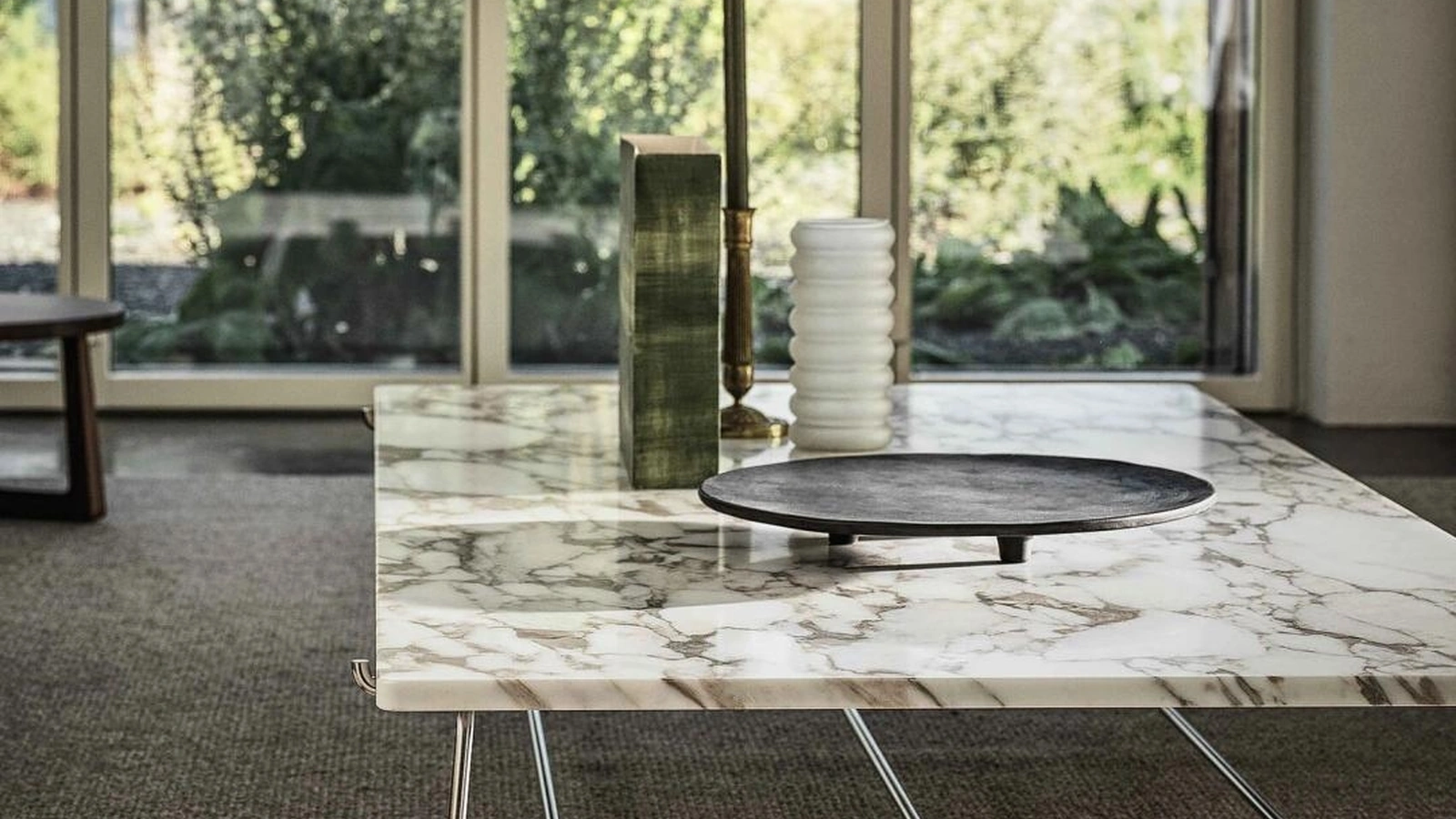Tavolino Any Day con top in marmo e base in metallo di Flexform