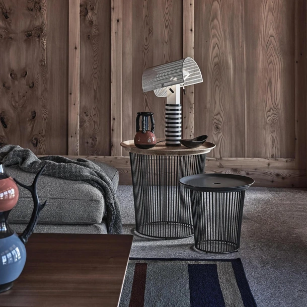 Tavolino in legno massello o gres con base in metallo Berry di Flexform
