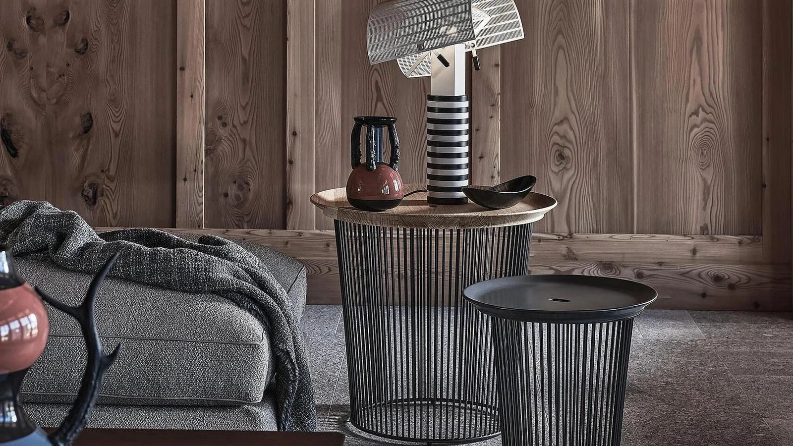 Tavolino in legno massello o gres con base in metallo Berry di Flexform