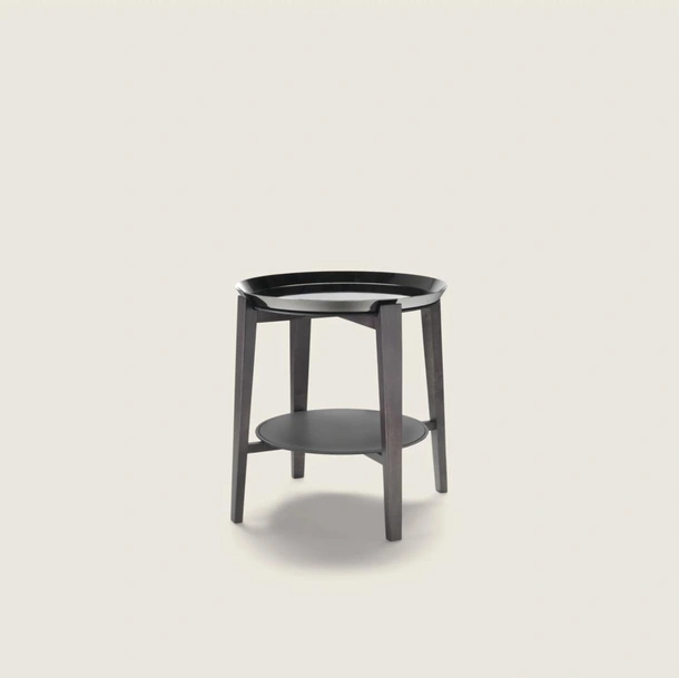 Tavolino Cabaré con piano in cuoio e base in legno di Flexform