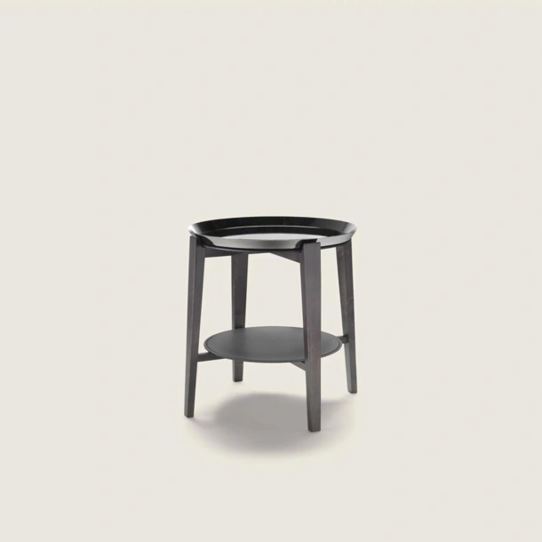 Tavolino Cabaré con piano in cuoio e base in legno di Flexform