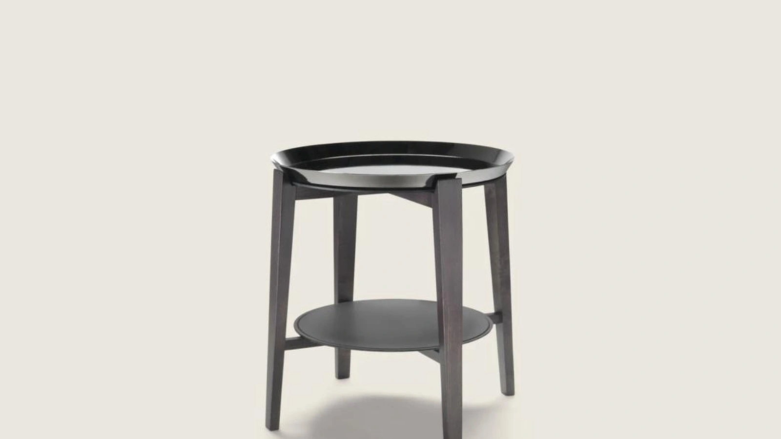 Tavolino Cabaré con piano in cuoio e base in legno di Flexform