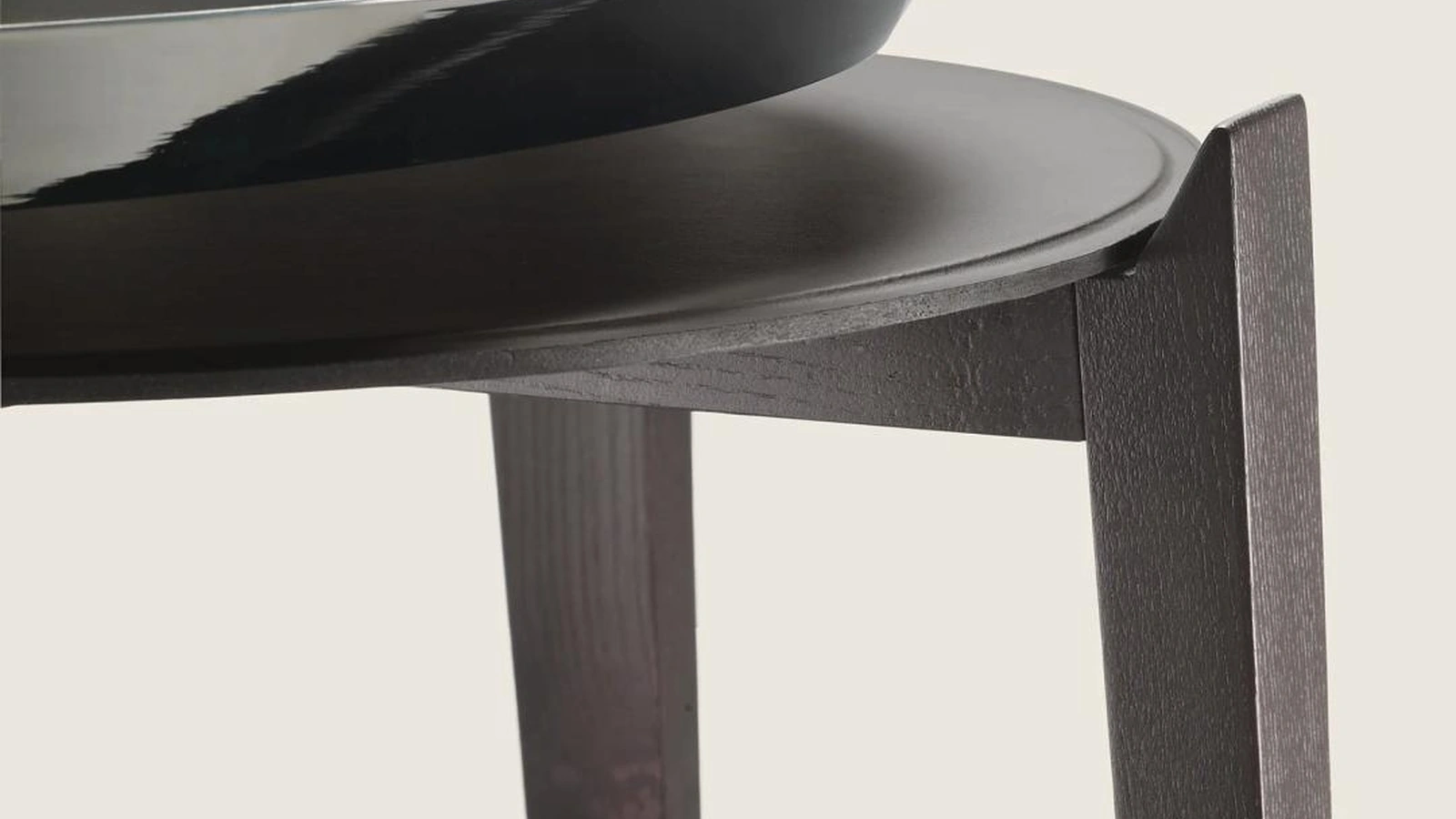 Tavolino Cabaré con piano in cuoio e base in legno di Flexform