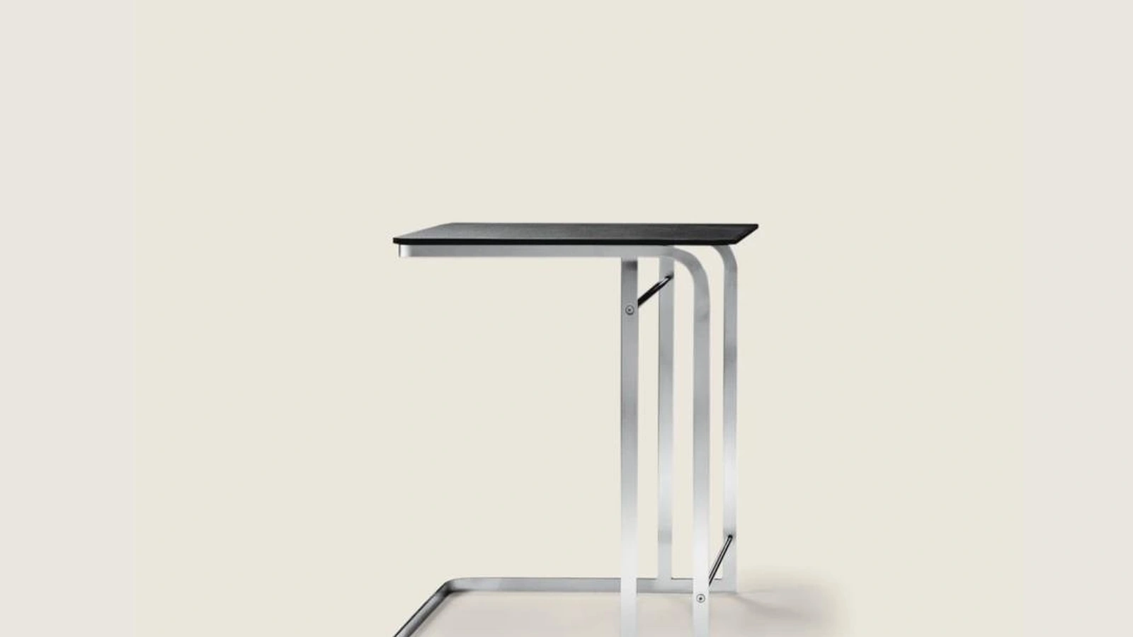 Tavolino in legno laccato e metallo Carlotta di Flexform