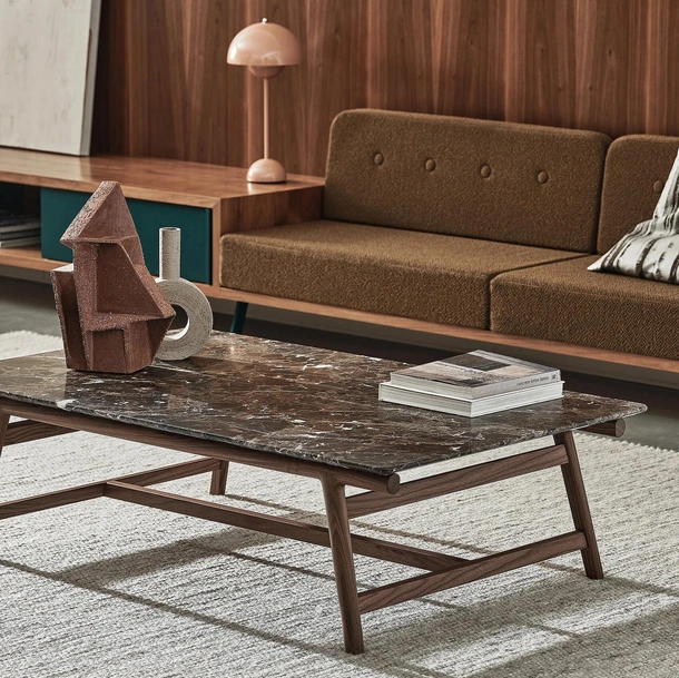 Tavolino Giano con top in marmo e struttura in legno massello di Flexform