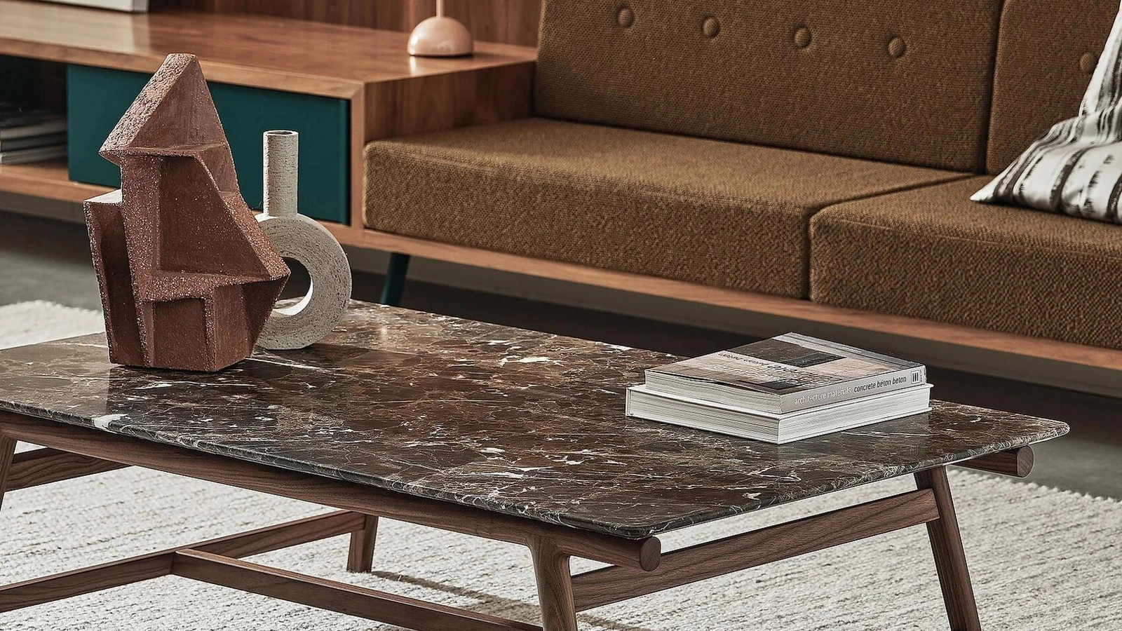 Tavolino Giano con top in marmo e struttura in legno massello di Flexform