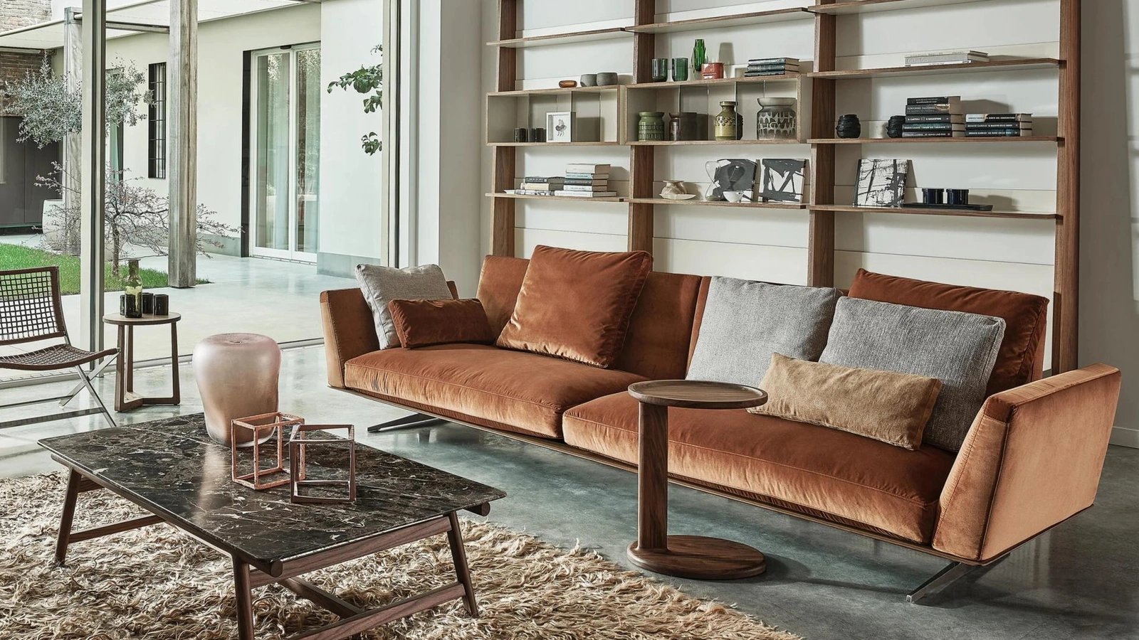 Tavolino Giano con top in marmo e struttura in legno massello di Flexform