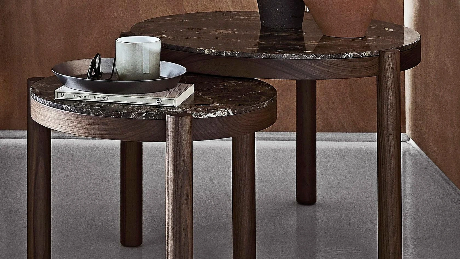 Tavolino rotondo in marmo e legno massello Gustav di Flexform