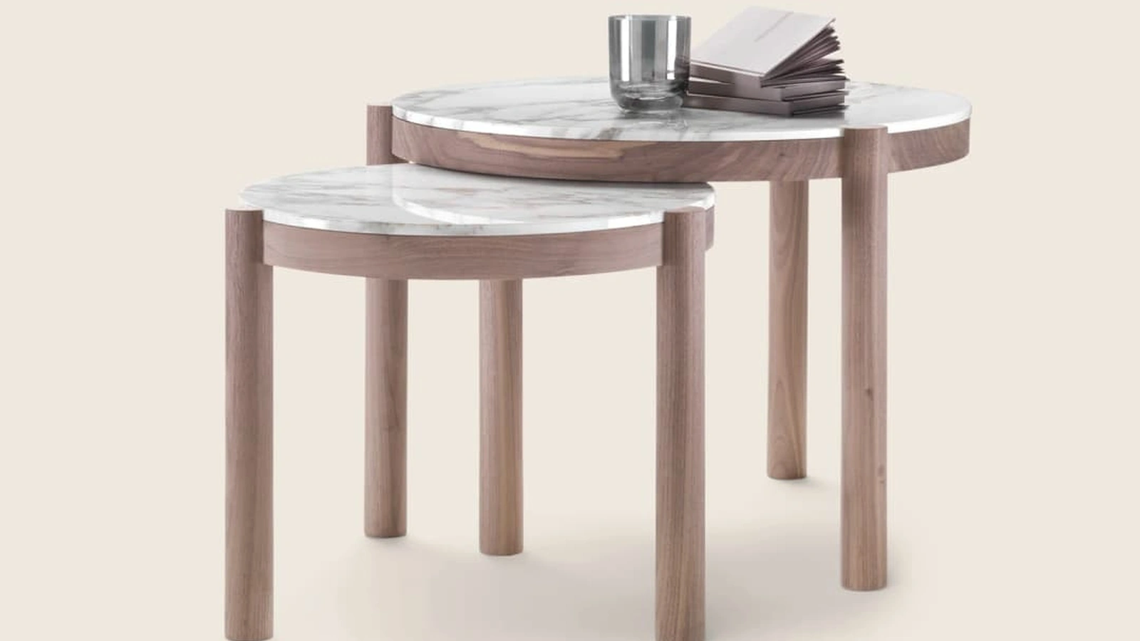 Tavolino rotondo in marmo e legno massello Gustav di Flexform