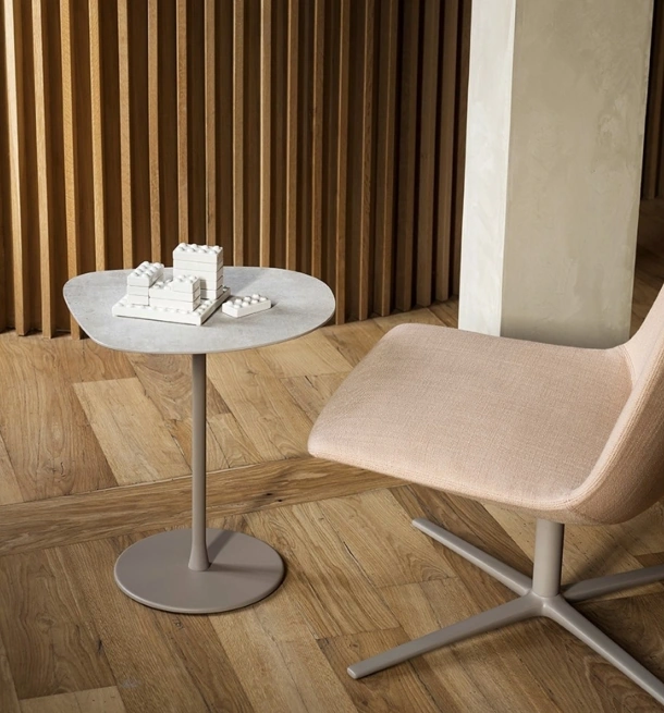 Tavolino Mixit con top in ceramica di Desalto