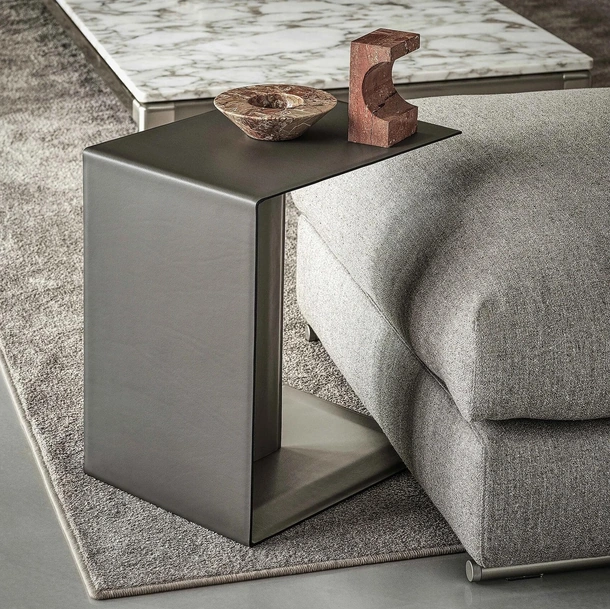 Tavolino in metallo rivestito in cuoio Plain di Flexform