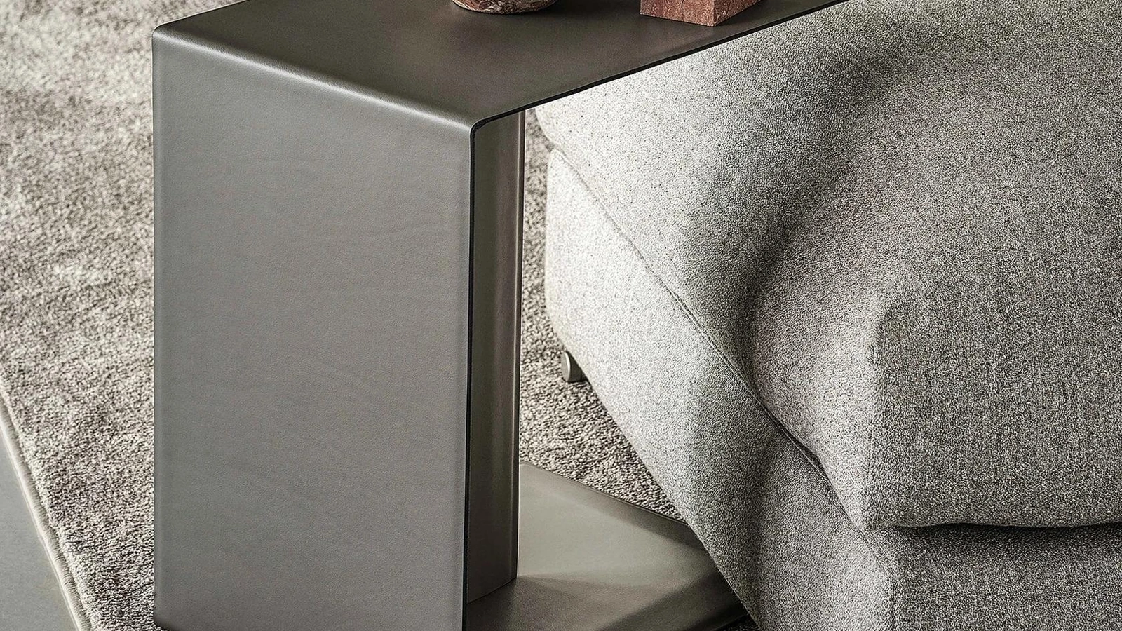 Tavolino in metallo rivestito in cuoio Plain di Flexform