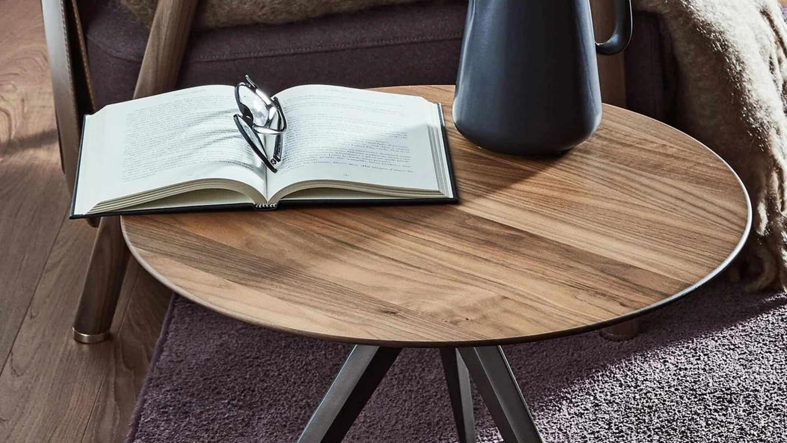 Tavolino rotondo in legno con base in metallo Zefiro di Flexform