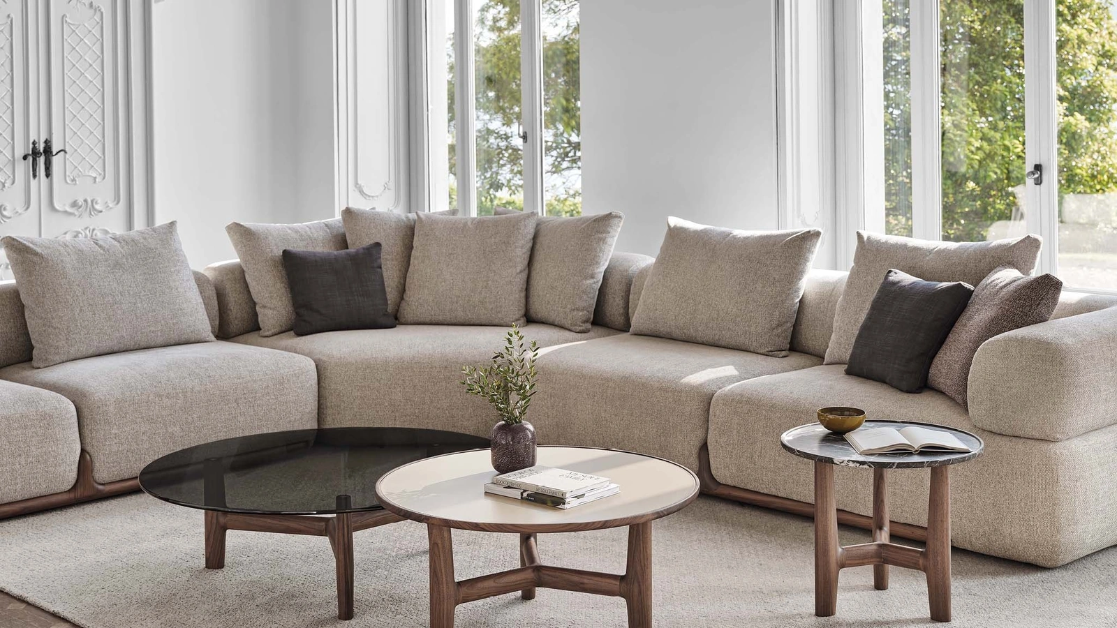 Tavolino Tillow con base in legno e top in marmo o vetro di Porada