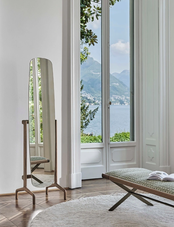 Specchiera autoportante con struttura in legno massello Timothy di Porada