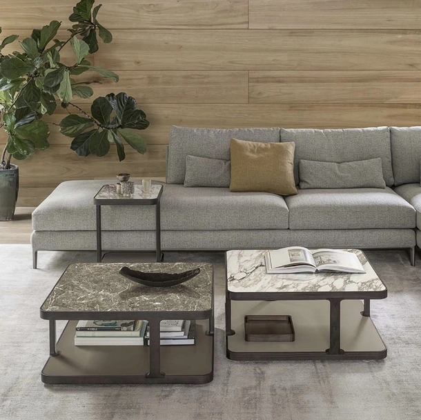 Tavolini Toledo con top in marmo o ceramica accoppiata con vetro e base in legno massello di Alivar