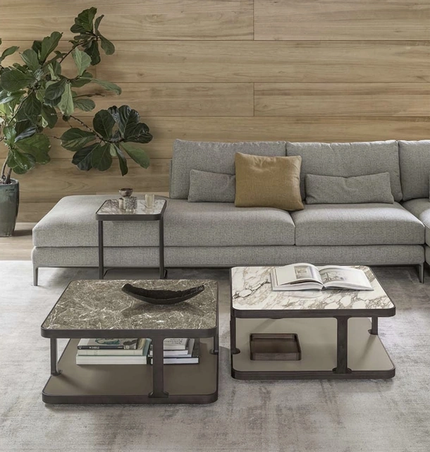 Tavolini Toledo con top in marmo o ceramica accoppiata con vetro e base in legno massello di Alivar