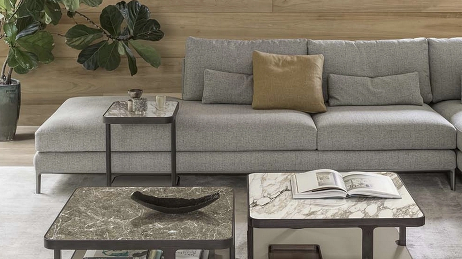Tavolini Toledo con top in marmo o ceramica accoppiata con vetro e base in legno massello di Alivar