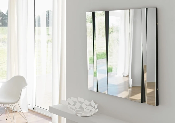 Specchio da parete con fasce specchianti inclinate e modulabili Fittipaldi di Tonelli