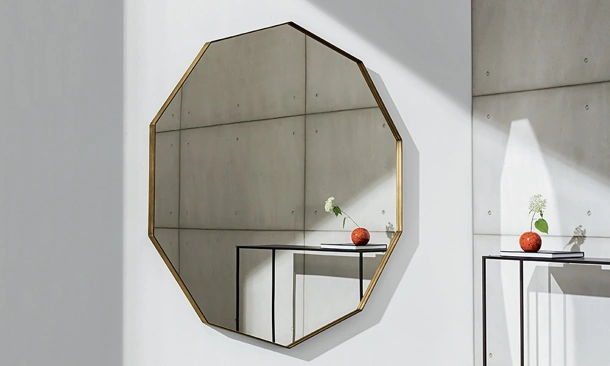 Specchio decagonale di grandi dimensioni con cornice in alluminio laccato Visual Decagonal di Sovet