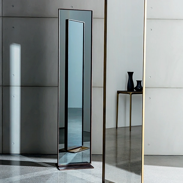 Specchiera bifacciale rettangolare con base a terra in metallo e telaio in alluminio laccato Visual Free standing di Sovet