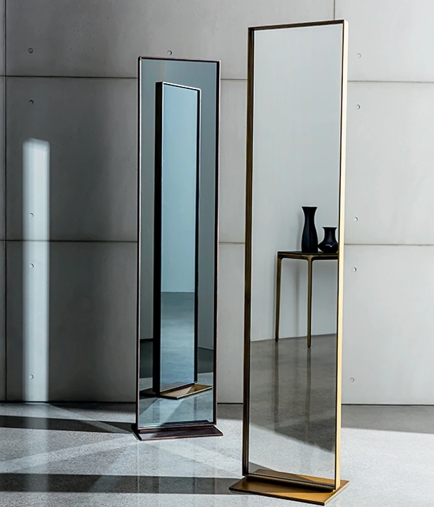 Specchiera bifacciale rettangolare con base a terra in metallo e telaio in alluminio laccato Visual Free standing di Sovet