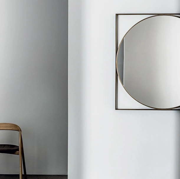 Specchio Visual Geometric con cornice quadrata in metallo laccato di Sovet