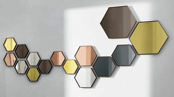 Specchio esagonale con cornice in alluminio Visual Hexagonal di Sovet