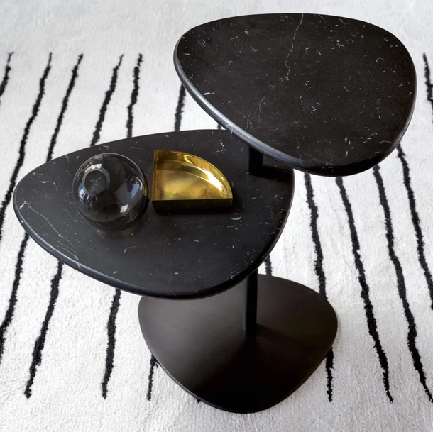 Tavolino con piano dalla forma irregolare in marmo con struttura in tondino metallico opaco bronzo Yory di Desirèe