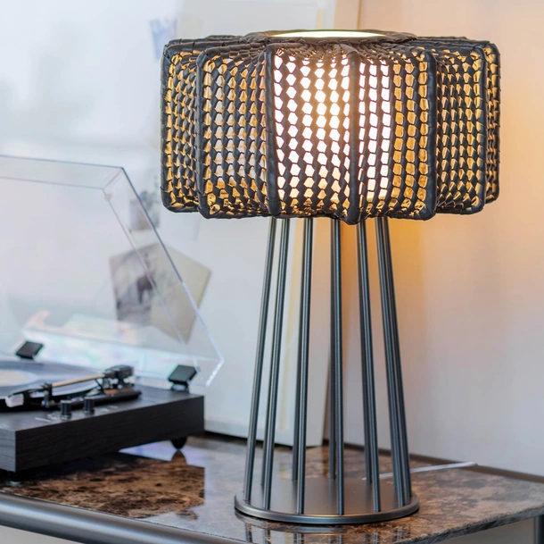 Lampada da tavolo Arno in metallo e pelle intrecciata di Natevo