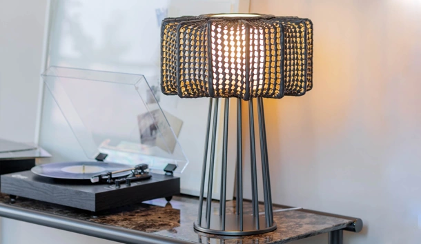 Lampada da tavolo Arno in metallo e pelle intrecciata di Natevo