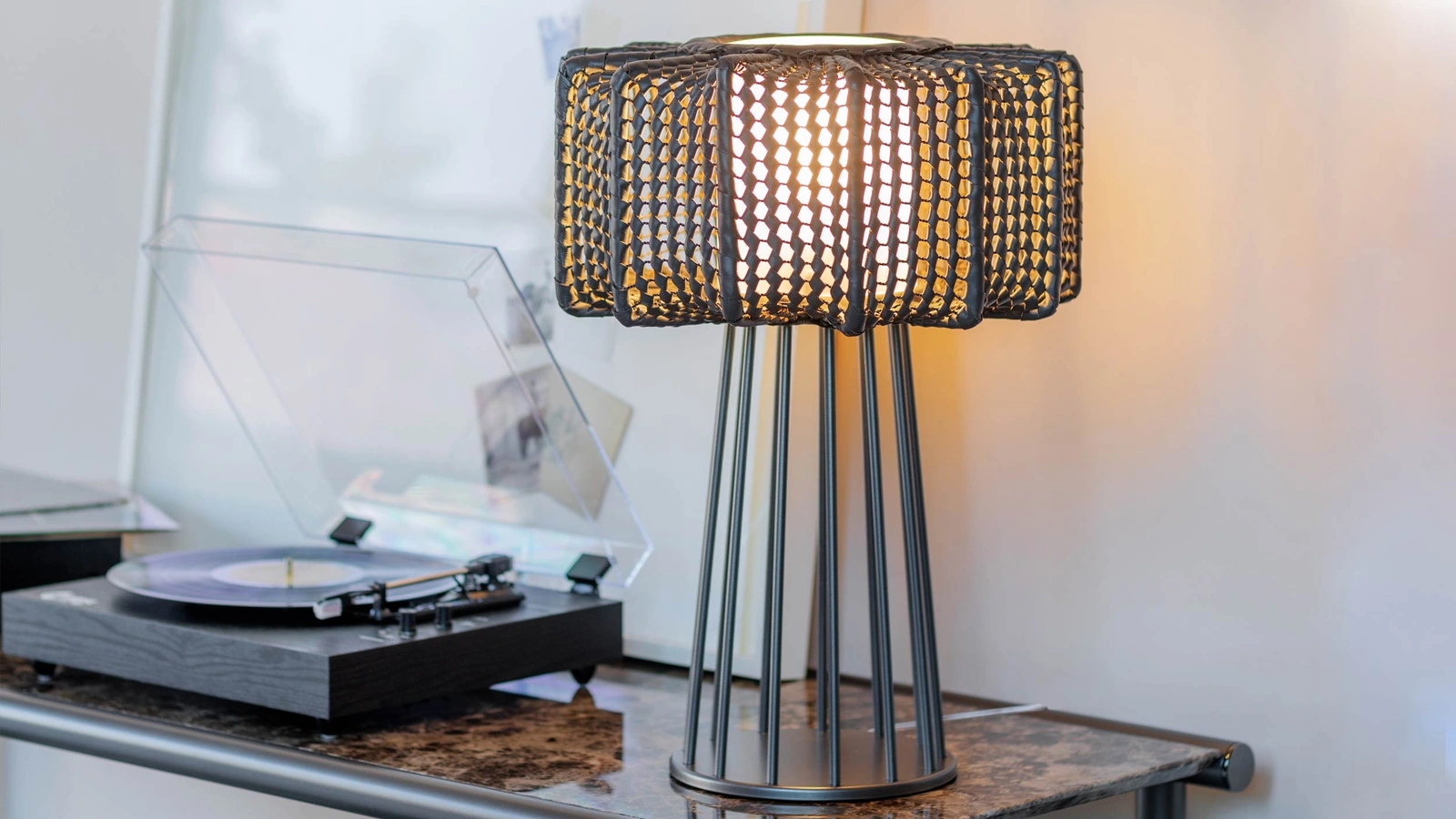 Lampada da tavolo Arno in metallo e pelle intrecciata di Natevo