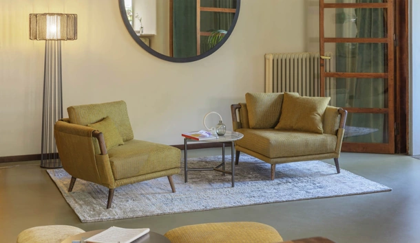 Lampada da terra Arno in metallo e pelle intrecciata di Natevo