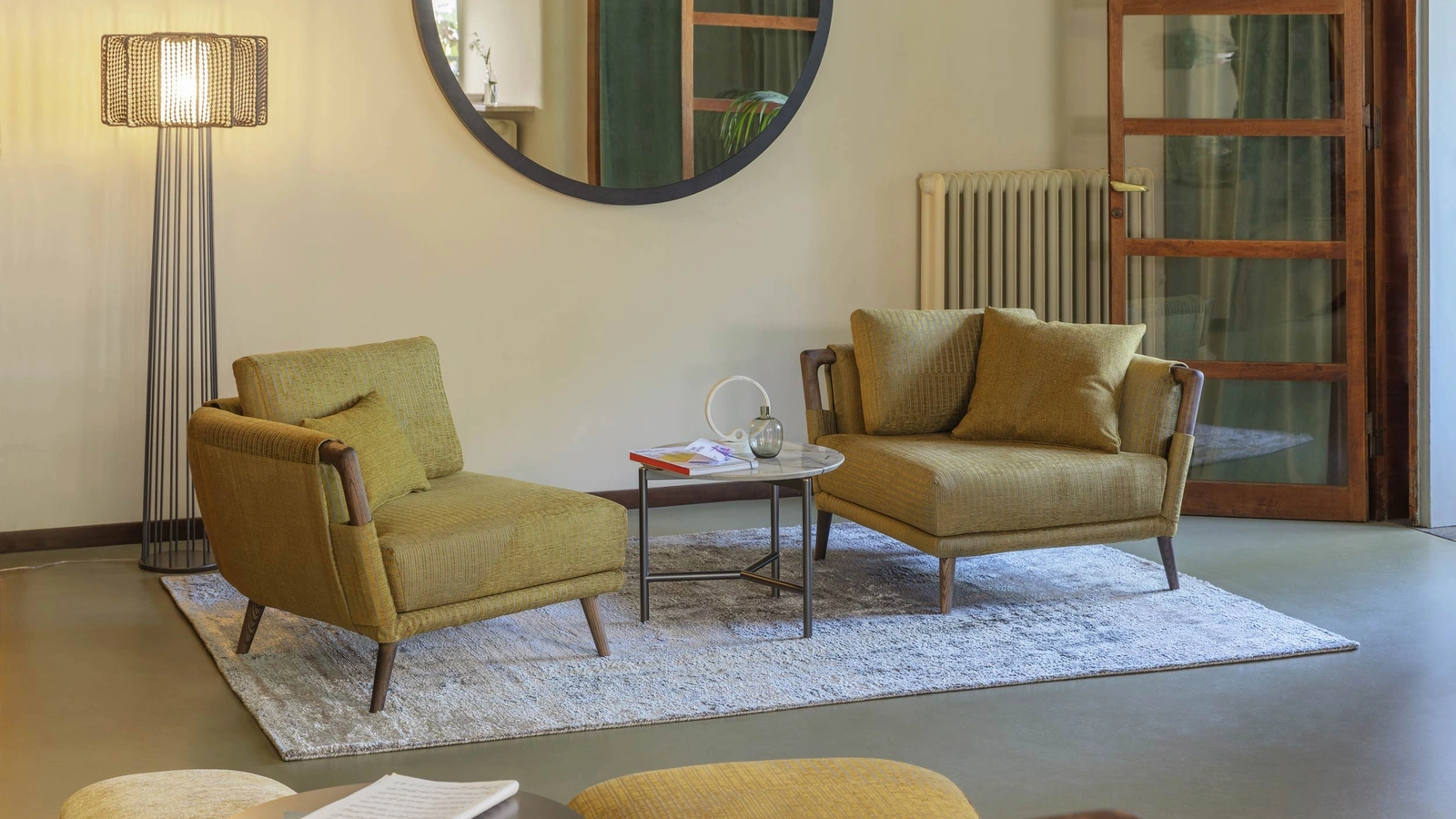 Lampada da terra Arno in metallo e pelle intrecciata di Natevo