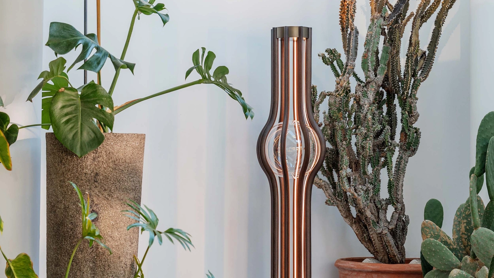 Lampada da terra in legno curvato Ashaa di Natevo