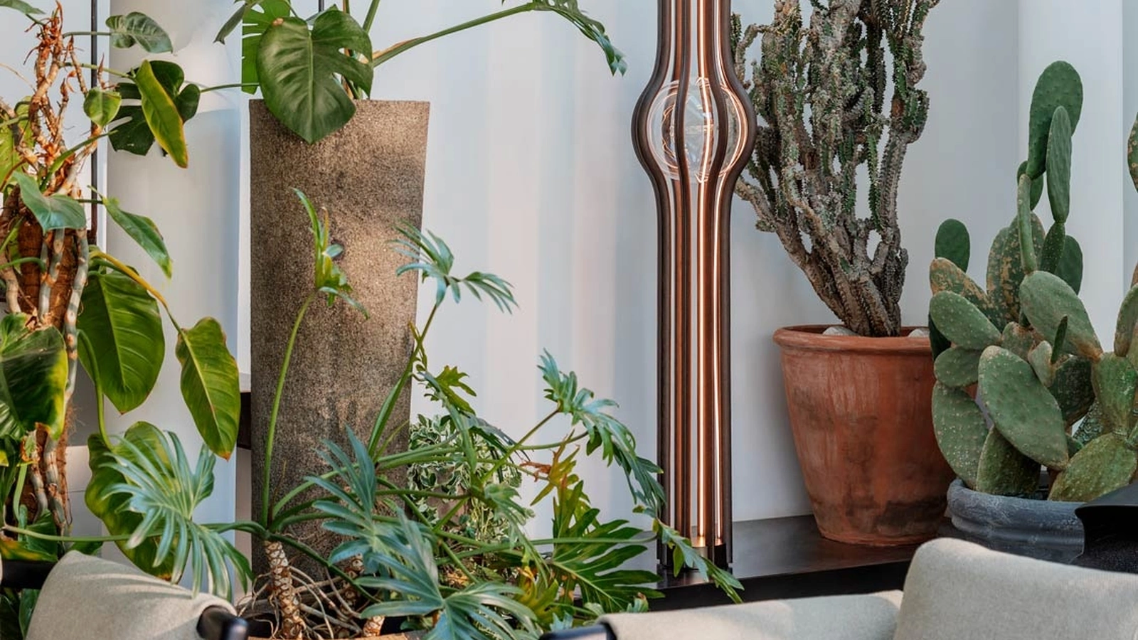 Lampada da terra in legno curvato Ashaa di Natevo