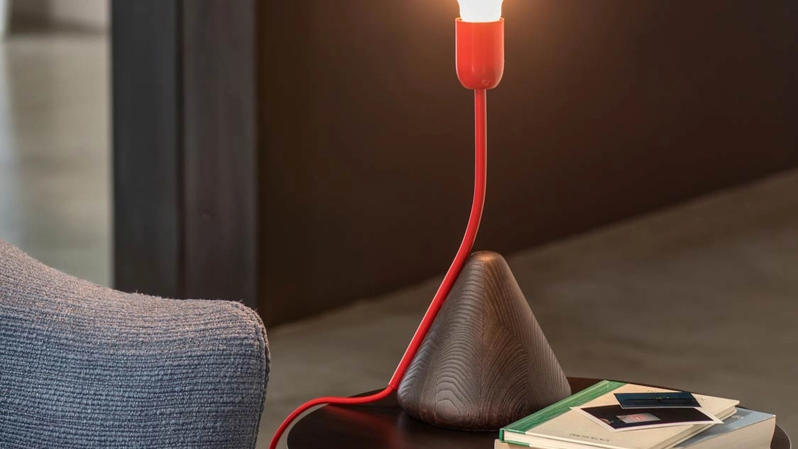 Lampada da tavolo Filo Rosso in frassino e metallo di Natevo